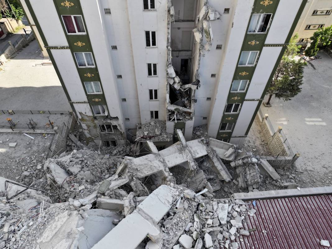 Kahramanmaraş'ta hasarlı binaların yıkımı sürüyor 1
